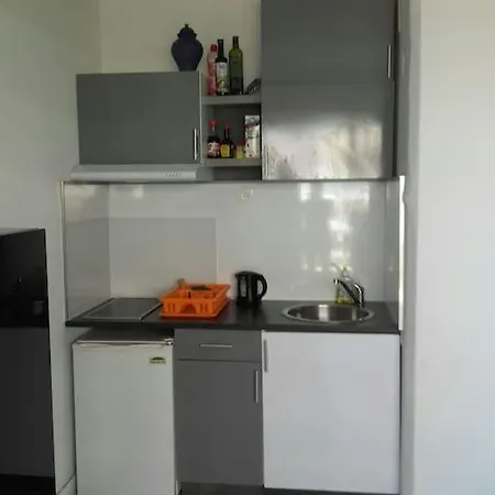 Tres Joli Studio,bien Equipe Terrasse,internet Апартаменты *