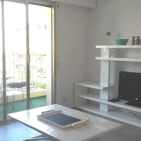 Апартаменты Tres Joli Studio,bien Equipe Terrasse,internet Ле-Канне
